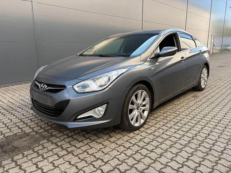 Grau Gebraucht 2015 Hyundai i40 Limousine | 4.900 € (Fairer Preis) - Bild 1/4