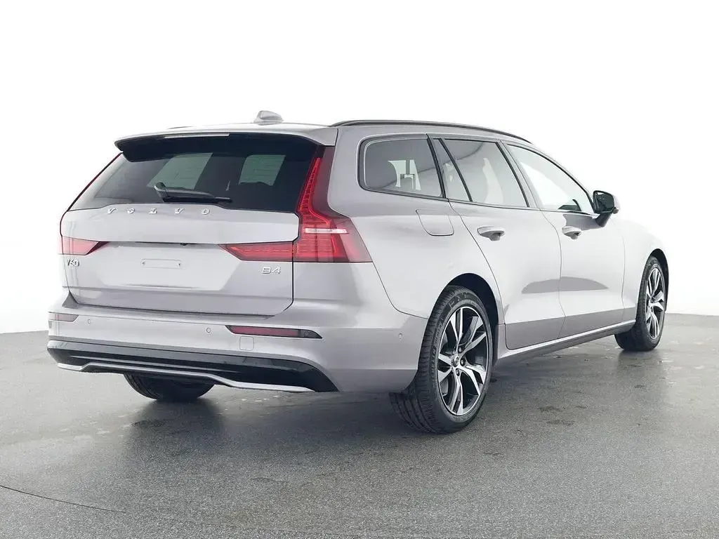 Gebraucht Volvo V60 Plus 197 PS (144 kW) 2025 Silber Kombi