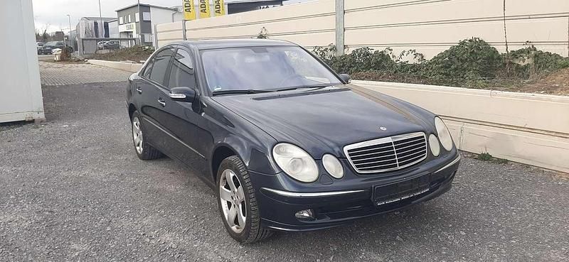 Smaragdschwarz metalliclack Gebraucht 2005 Mercedes E320 Limousine | 5.990 € (Fairer Preis) - Bild 1/4