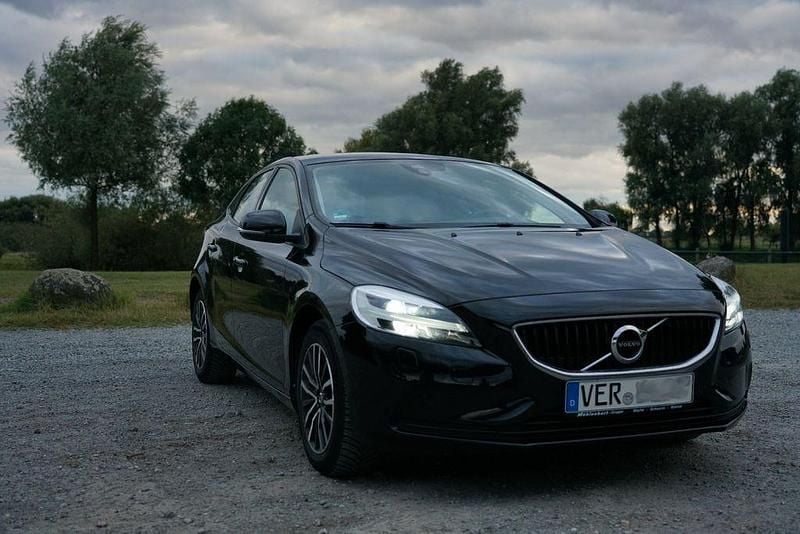 Gebraucht Volvo V40 Momentum 152 PS (111 kW) 2018 Schwarz Kombi