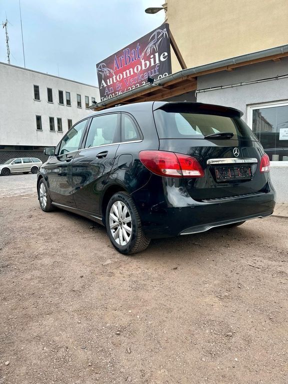 Schwarz Gebraucht 2018 Mercedes B200 Van / Kleinbus | 6.900 € (Superpreis) - Bild 1/4