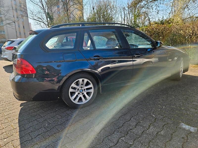 Gebraucht BMW 320 177 PS (130 kW) 2008 Blau Kombi