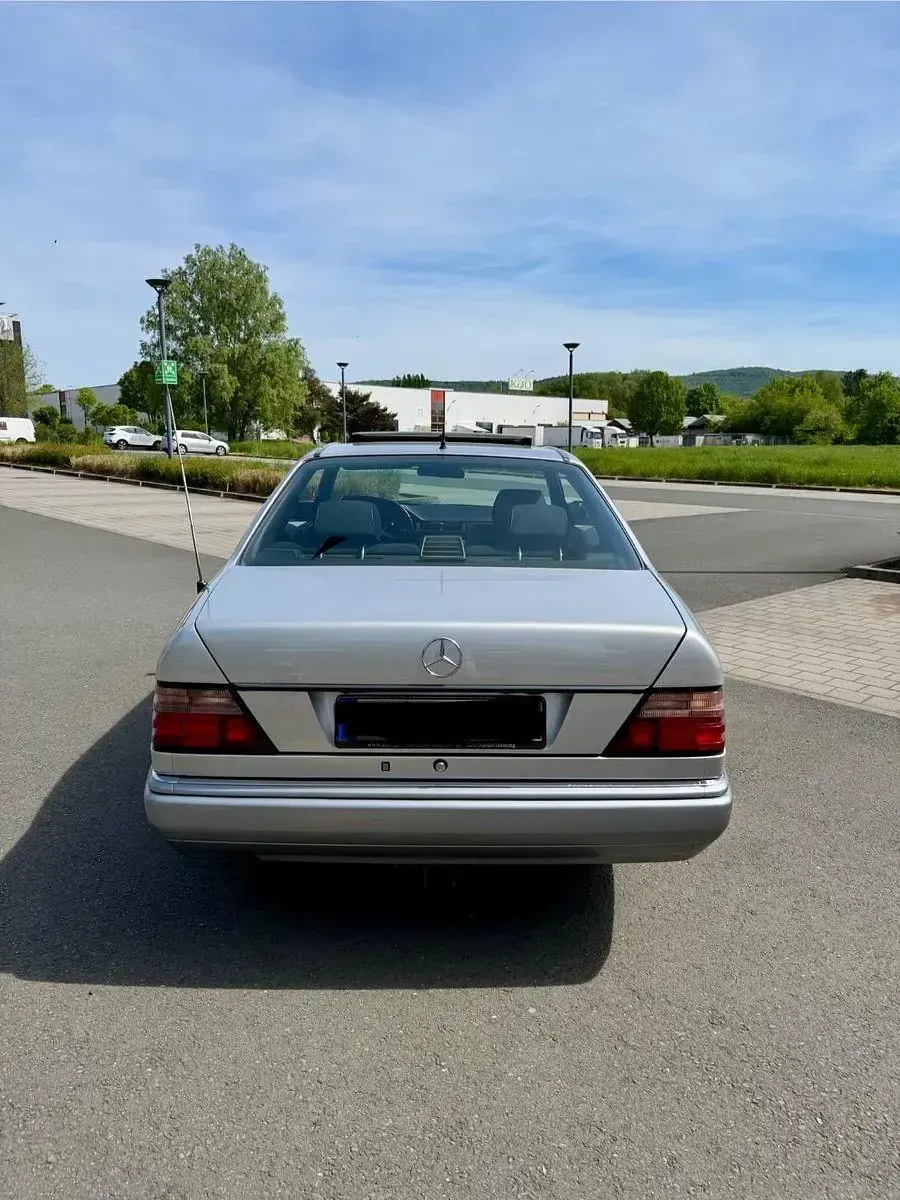 Gebraucht Mercedes E200 136 PS (100 kW) 1995 Silber Coupé