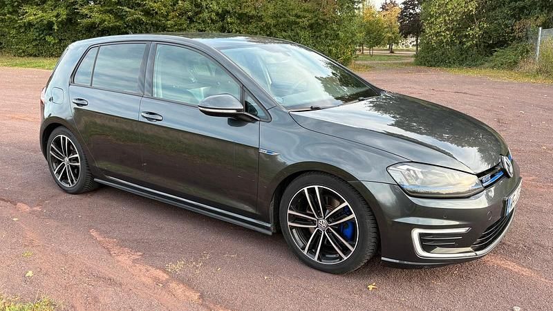 Grau Gebraucht 2015 VW Golf VII GTE Limousine | 10.300 € (Teuer) - Bild 1/4