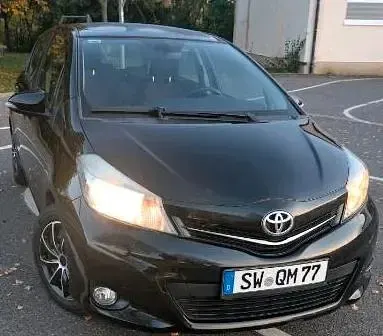 Gebraucht Toyota Yaris 90 PS (66 kW) 2014 Schwarz Kleinwagen