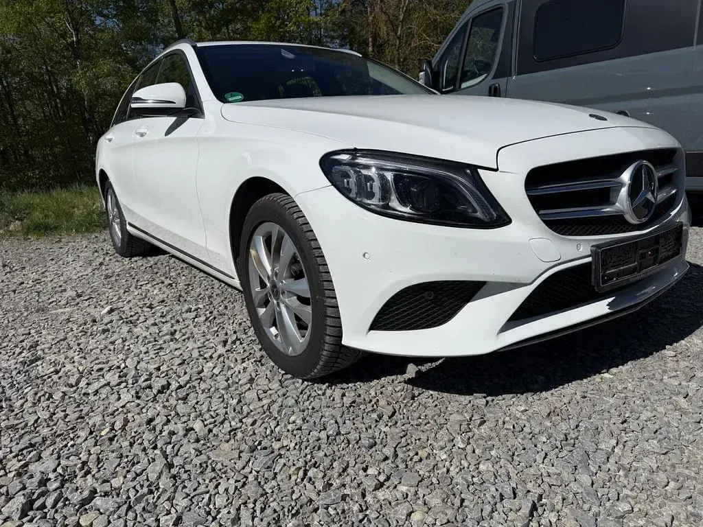 Gebraucht Mercedes C220 Avantgarde 194 PS (142 kW) 2018 Weiß Limousine
