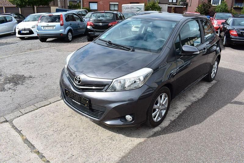Grau Gebraucht 2013 Toyota Yaris Life Limousine | 10.880 € (Fairer Preis) - Bild 1/4