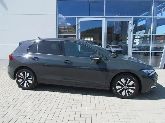 Używany VW Golf VIII Move 131 KM (96 kW) 2024 Szary Sedan/Limuzyna