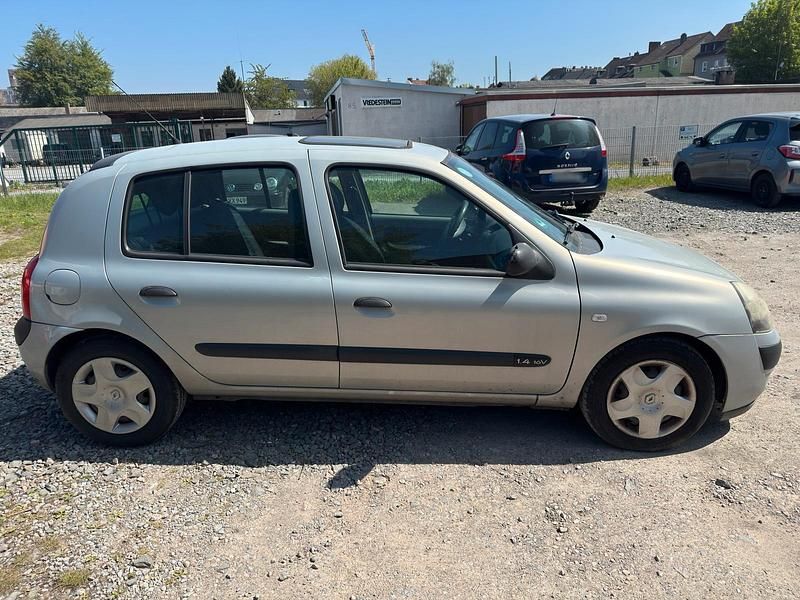 Second-hand Renault Clio II 98 CP (72 kW) 2003 Hatchback