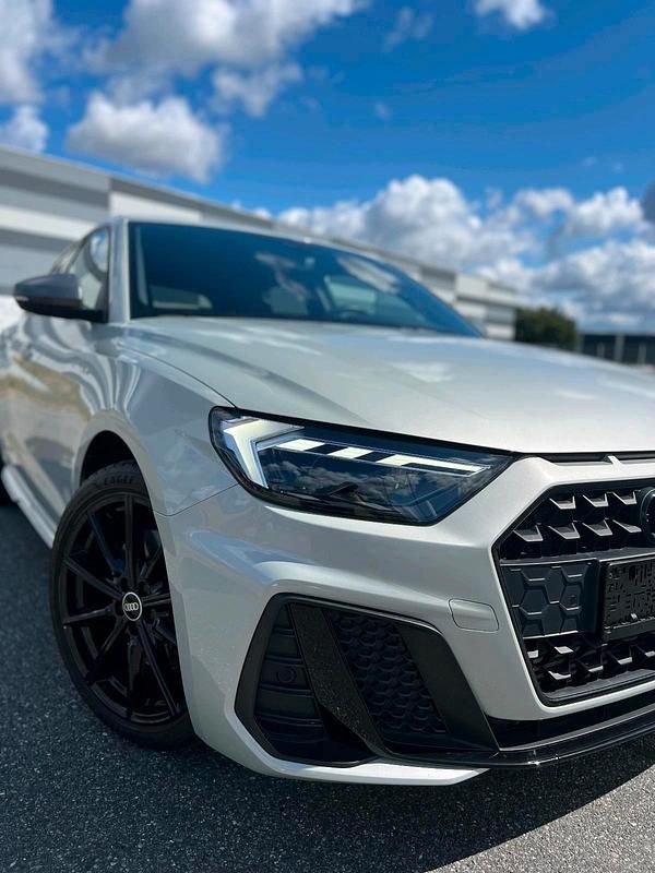 Silber Gebraucht 2022 Audi A1 Sportback Ambiente Kleinwagen | 29.999 € (Fairer Preis) - Bild 1/4