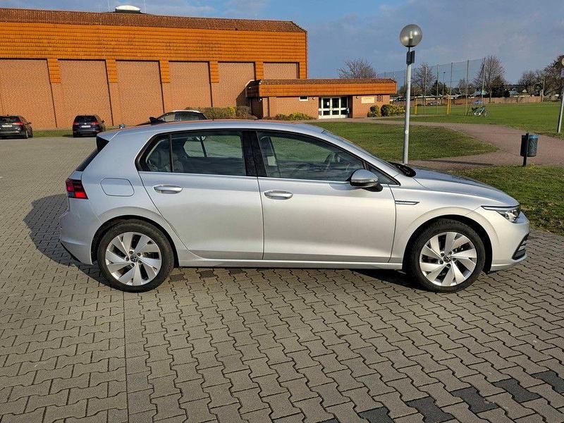 Gebraucht VW Golf VIII Style 131 PS (96 kW) 2022 Silber Limousine