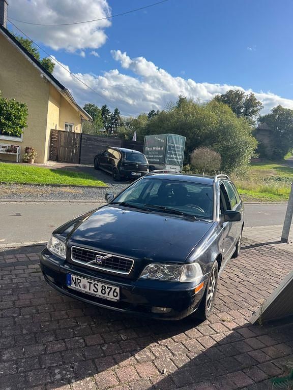 Schwarz Gebraucht 2003 Volvo V40 Kombi | 3.000 € (Fairer Preis) - Bild 1/4