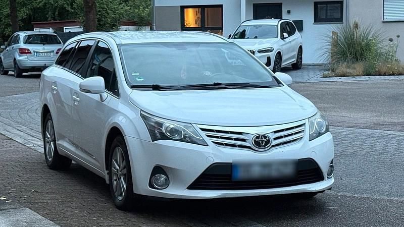 Weiß Gebraucht 2012 Toyota Avensis Kombi | 5.500 € (Teuer) - Bild 1/4