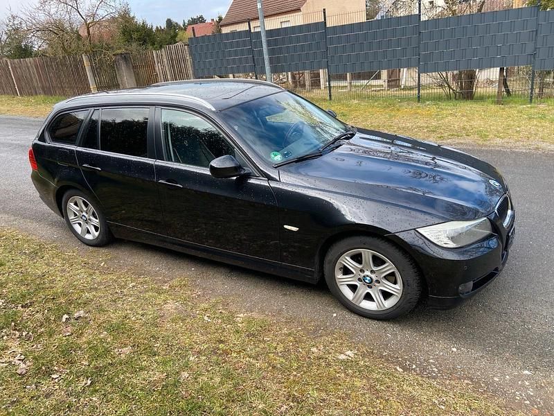 Gebraucht BMW 318 142 PS (104 kW) 2011 Schwarz Kombi