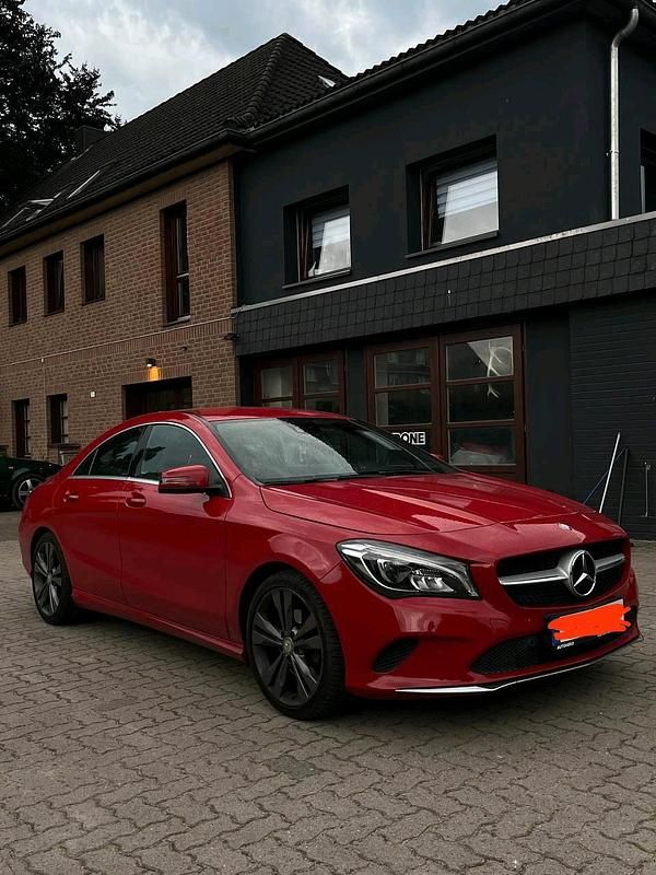 Rot Gebraucht 2017 Mercedes CLA180 Limousine | 17.499 € (Fairer Preis) - Bild 1/4