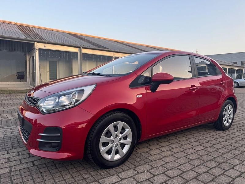 Rot Gebraucht 2016 Kia Rio Attract Limousine | 6.550 € (Fairer Preis) - Bild 1/4