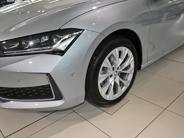 Gebraucht Skoda Superb Selection 150 PS (110 kW) 2024 Pebble silber metallic Kombi