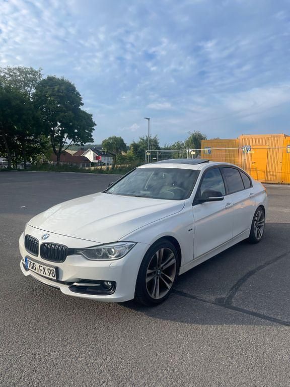 Weiß Gebraucht 2012 BMW 328 Sport Line Limousine | 12.700 € (Fairer Preis) - Bild 1/4