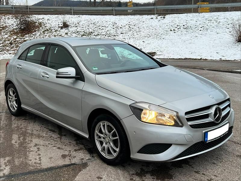 Silber Gebraucht 2013 Mercedes A180 Limousine | 12.000 € (Guter Preis) - Bild 1/4