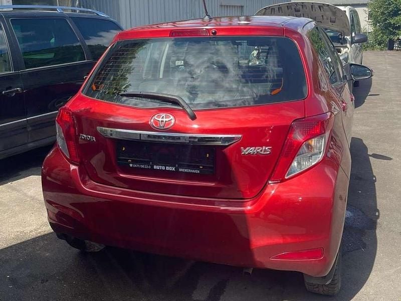 Gebraucht Toyota Yaris 69 PS (50 kW) 2012 Rot Limousine