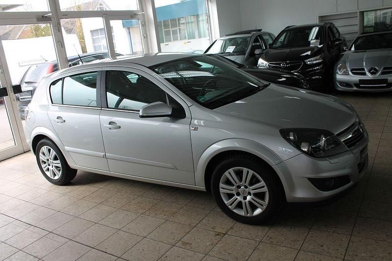 Gebraucht Opel Astra Innovation 116 PS (85 kW) 2009 Silber Limousine