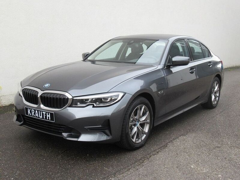 Grau Gebraucht 2022 BMW 320e Sport Line Limousine | 31.900 € (Fairer Preis) - Bild 1/4