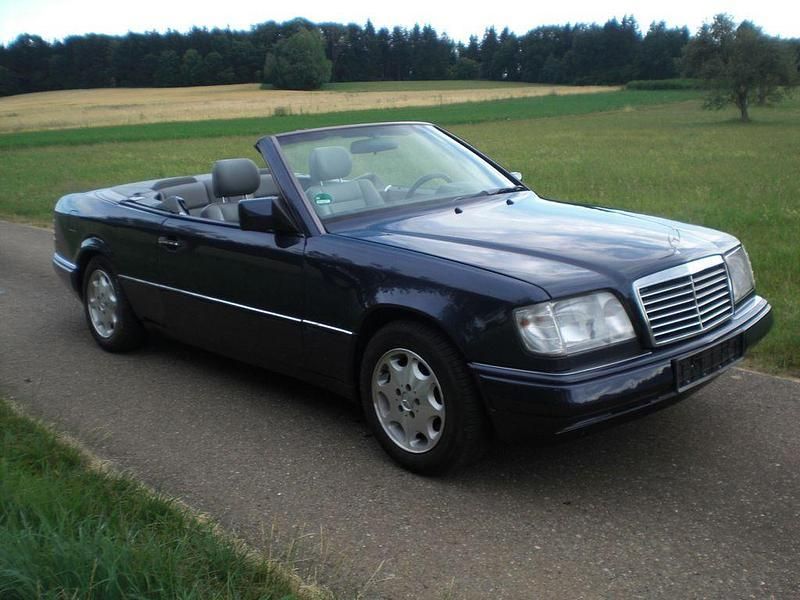 Blau Gebraucht 1996 Mercedes E220 Cabrio | 14.950 € - Bild 1/4