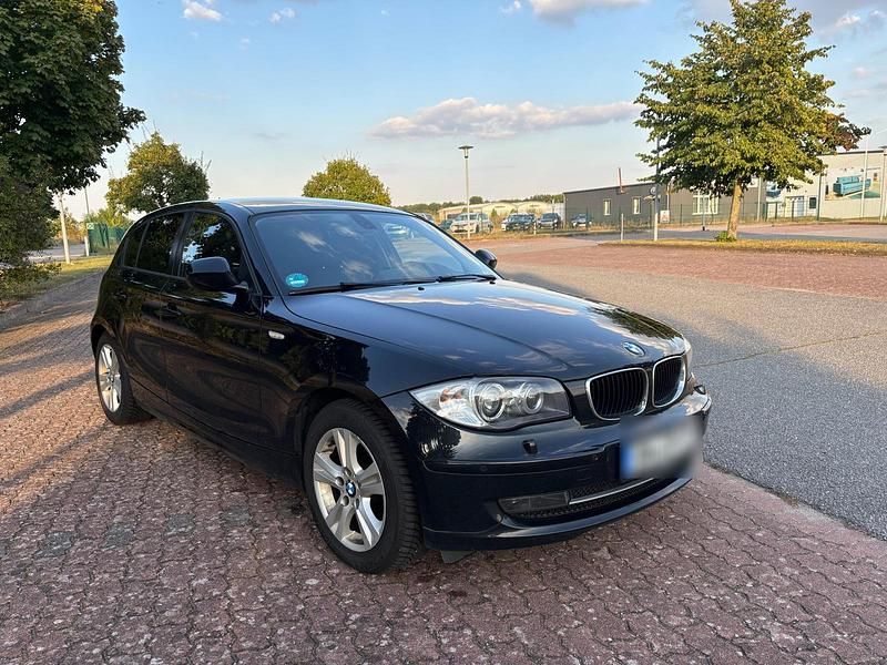 Schwarz Gebraucht 2011 BMW 118 Kleinwagen | 6.749 € (Guter Preis) - Bild 1/4