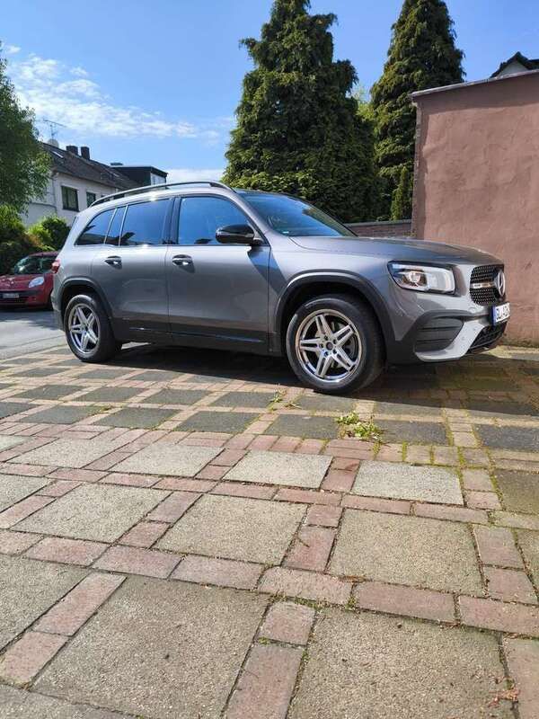 Grau Gebraucht 2022 Mercedes GLB250 AMG line SUV | 40.599 € (Superpreis) - Bild 1/4