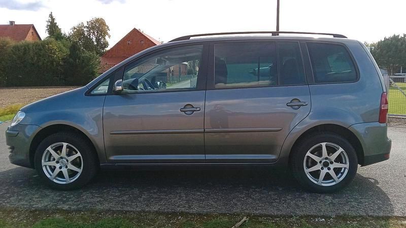 Grau Gebraucht 2007 VW Touran Van / Kleinbus | 4.700 € (Fairer Preis) - Bild 1/4