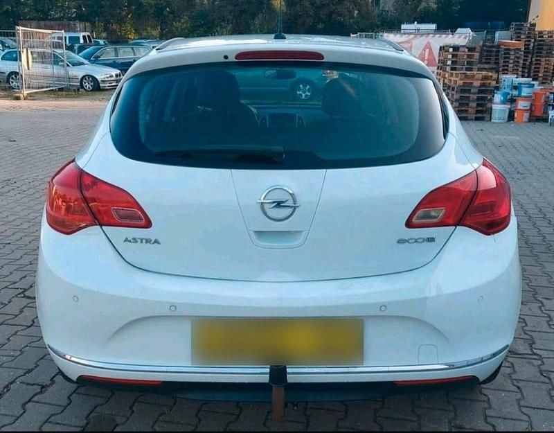 Gebraucht Opel Astra 101 PS (74 kW) 2012 Weiß Limousine