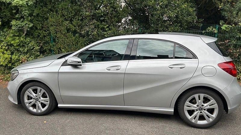 Silber Gebraucht 2018 Mercedes A180 Urban Limousine | 16.850 € (Fairer Preis) - Bild 1/4
