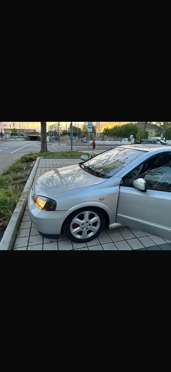 Usado Opel Astra 190 HP (139 kW) 2001 Prateado Coupé