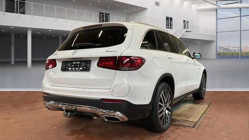 Gebraucht Mercedes GLC300e 320 PS (235 kW) 2021 Polarweiss SUV