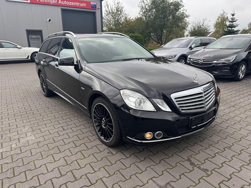 Schwarz Gebraucht 2011 Mercedes E200 Kombi | 8.999 € (Superpreis) - Bild 1/4