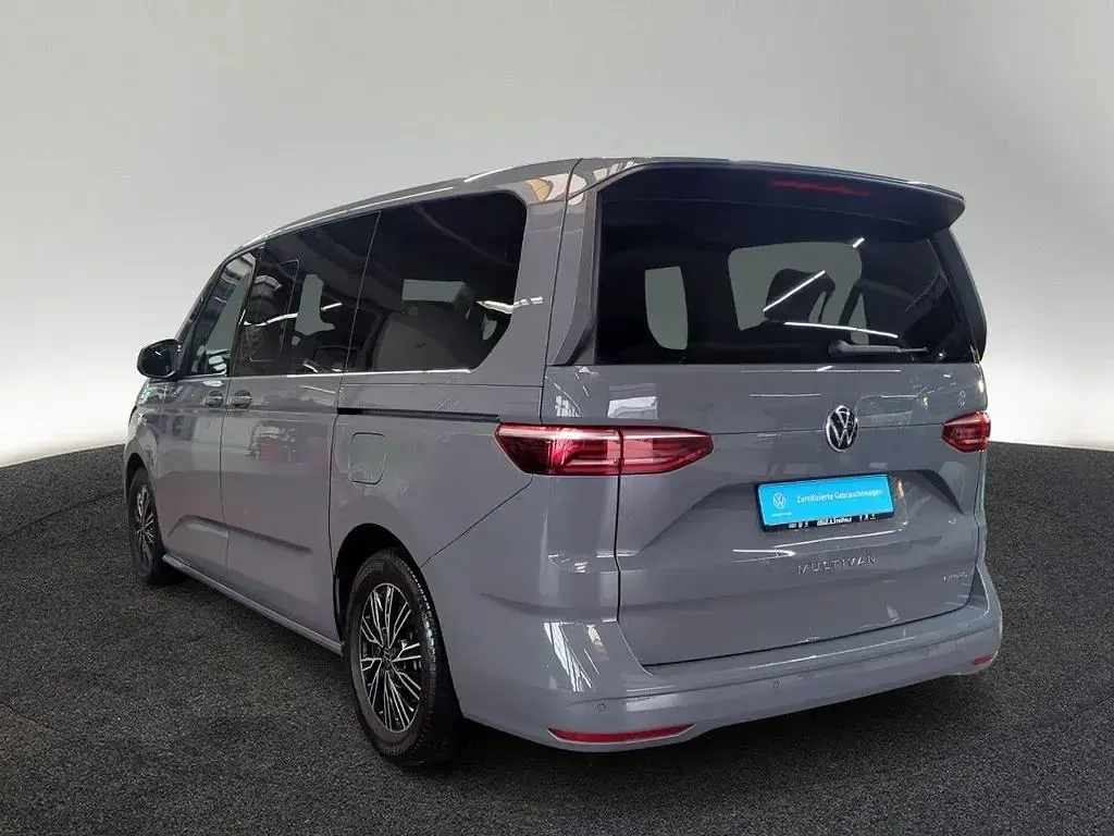 Gebraucht VW Multivan Basis 218 PS (160 kW) 2022 Grau Van / Kleinbus