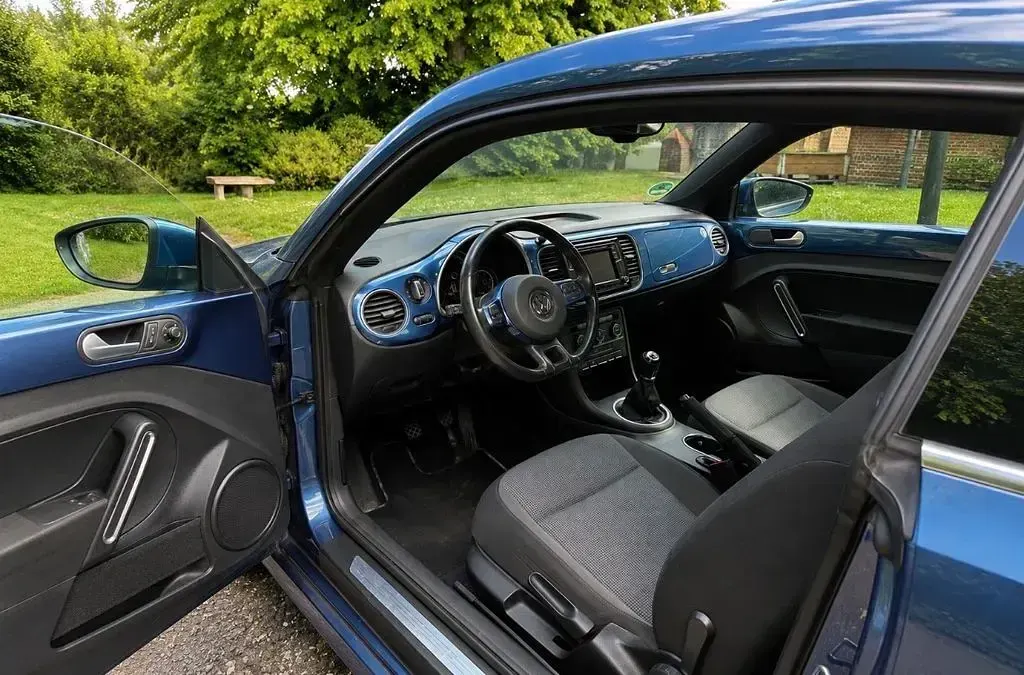 Gebraucht VW Beetle Design 150 PS (110 kW) 2015 Blau Kleinwagen