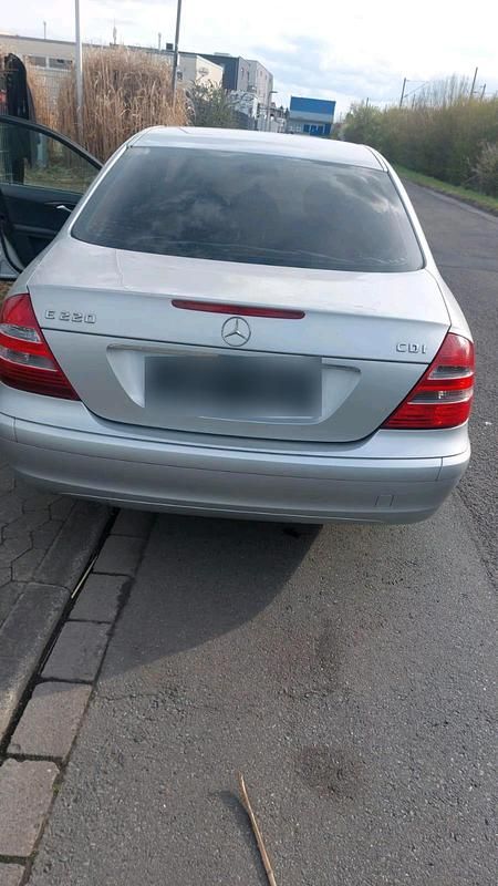 Gebraucht Mercedes 220 175 PS (128 kW) 2004 Silber Limousine