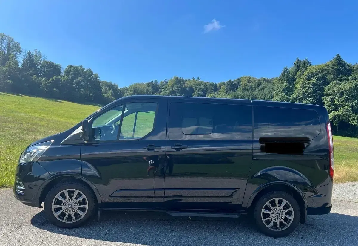 Gebraucht Ford Tourneo 185 PS (136 kW) 2021 Schwarz Van / Kleinbus