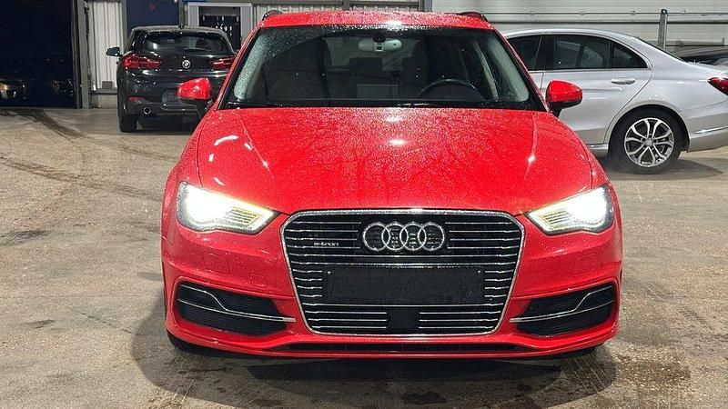 Gebraucht Audi A3 Sportback e-tron Ambiente 150 PS (110 kW) 2015 Rot Kleinwagen