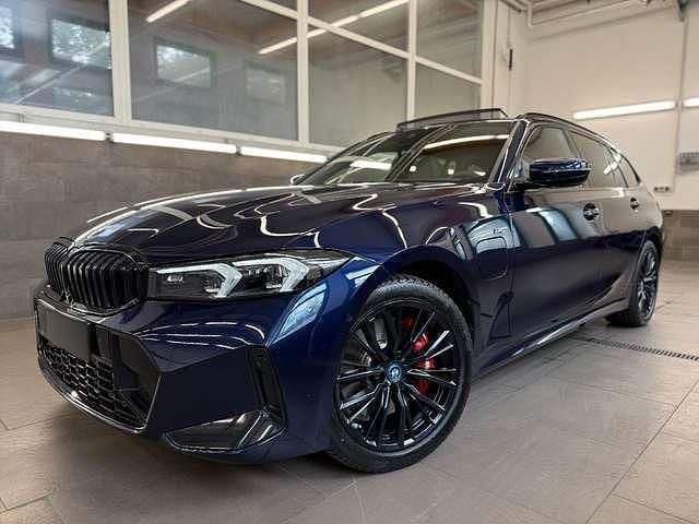 Blau metallic Gebraucht 2024 BMW 330e M Sport Kombi | 46.500 € (Fairer Preis) - Bild 1/1
