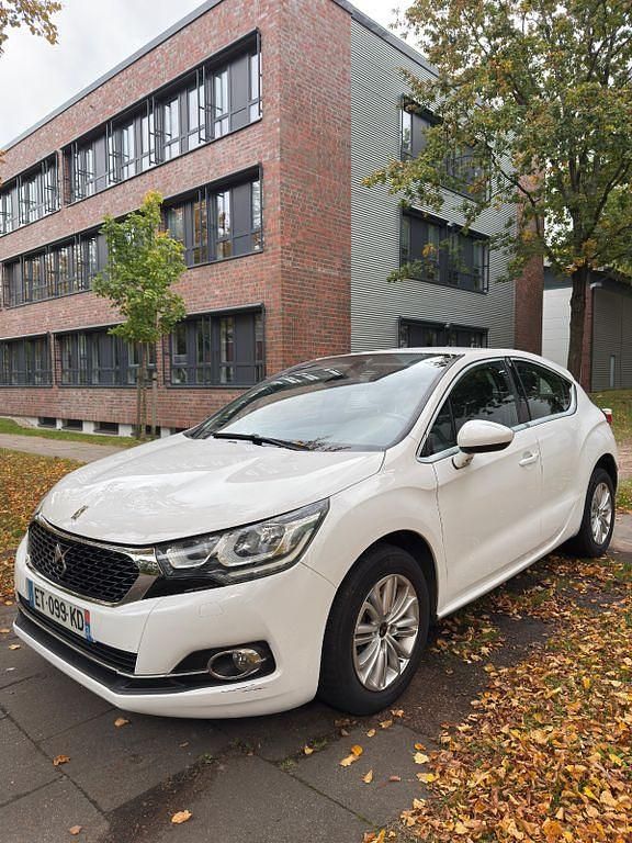 Weiß Gebraucht 2018 Citroën DS4 Kleinwagen | 7.999 € - Bild 1/4