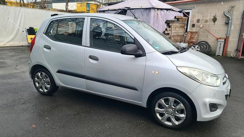 Gebraucht Hyundai i10 69 PS (50 kW) 2011 Silber Kleinwagen
