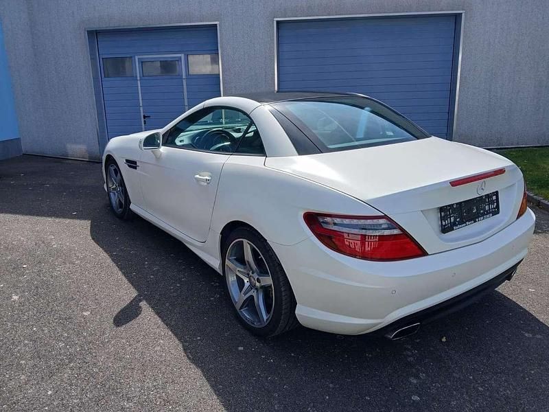 Weiß Gebraucht 2015 Mercedes SLK200 CarbonLOOK Edition Cabrio | 25.000 € - Bild 1/4