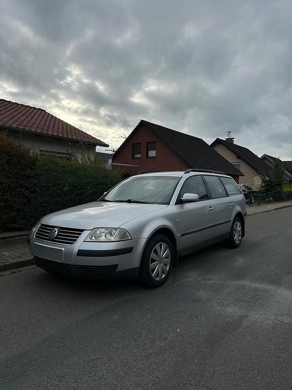 Silber Gebraucht 2001 VW Passat Kombi | 750 € (Guter Preis) - Bild 1/4