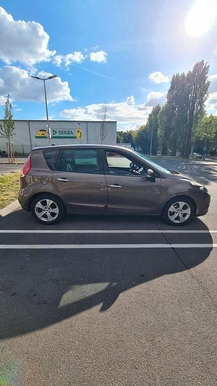 Braun Gebraucht 2011 Renault Scénic III Dynamique Van / Kleinbus | 4.999 € (Fairer Preis) - Bild 1/4