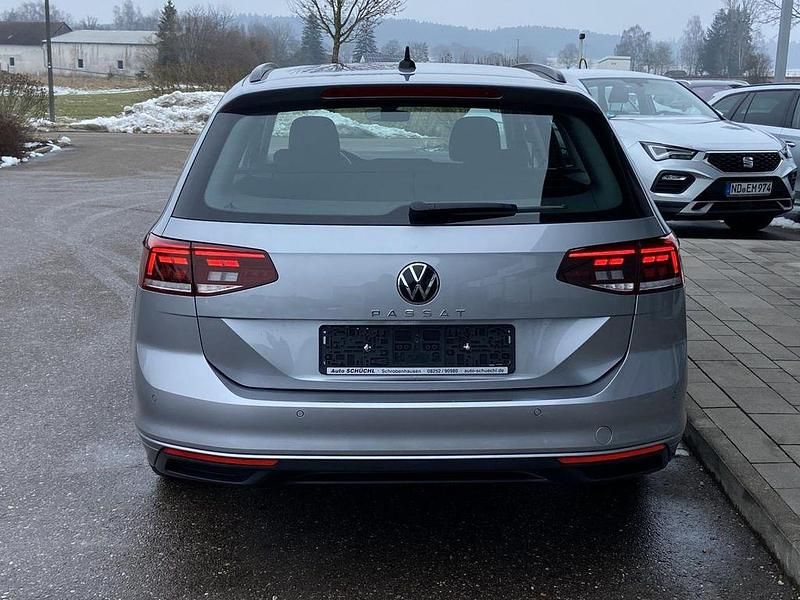 Gebraucht VW Passat 150 PS (110 kW) 2022 Silber Kombi