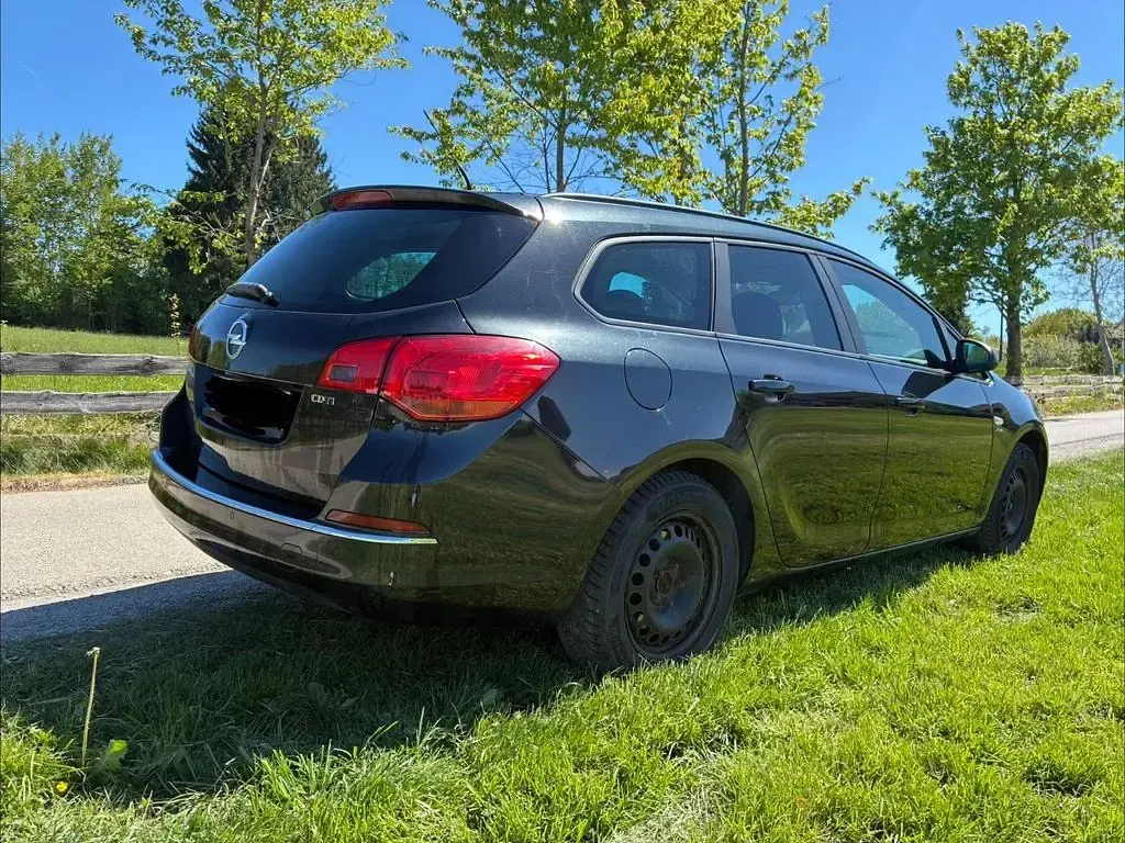 Używany Opel Astra Active 131 KM (96 kW) 2013 Czarny Sedan/Limuzyna