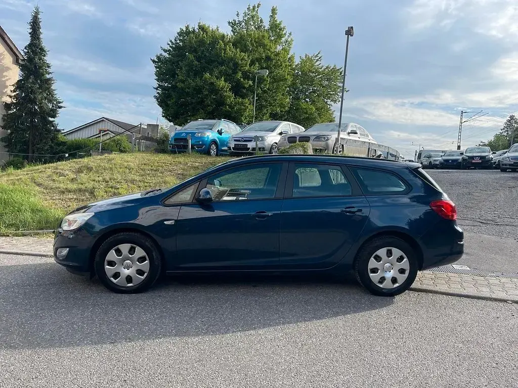 Gebraucht Opel Astra Edition 110 PS (80 kW) 2012 Blau Kombi