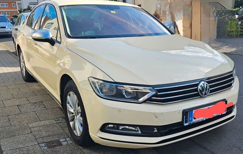 Beige Gebraucht 2017 VW Passat Trendline Limousine | 7.499 € (Superpreis) - Bild 1/4
